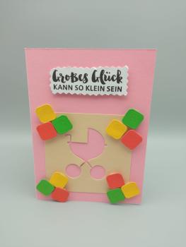 Großes Glück kann so klein sein" - Charmante Babykarte in Rosa mit Kinderwagen-Motiv und ABC-Würfeln