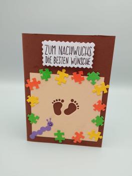 "Zum Nachwuchs: Die Besten Wünsche" - Handgefertigte Babykarte mit Puzzleteilen und Fußabdrücken