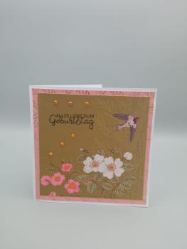 Alles Liebe zum Geburtstag! Karte mit zarten Blüten und Schwalbe
