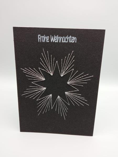 Nordische Eleganz: Fadengrafik Karte in Schwarz & Reinweiß