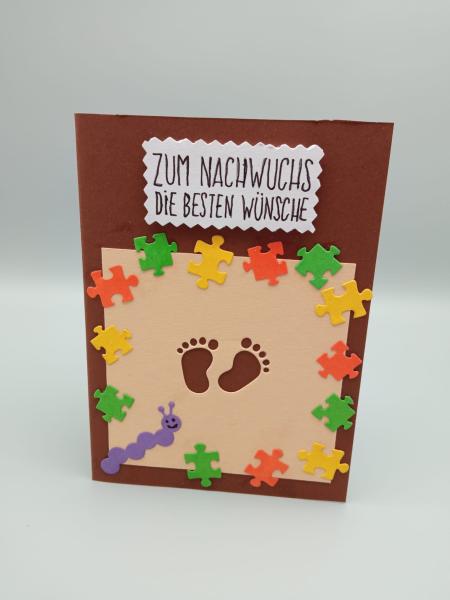 "Zum Nachwuchs: Die Besten Wünsche" - Handgefertigte Babykarte mit Puzzleteilen und Fußabdrücken