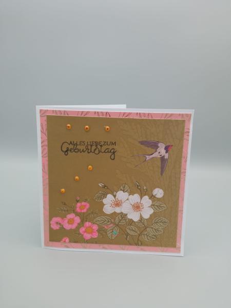 Alles Liebe zum Geburtstag! Karte mit zarten Blüten und Schwalbe