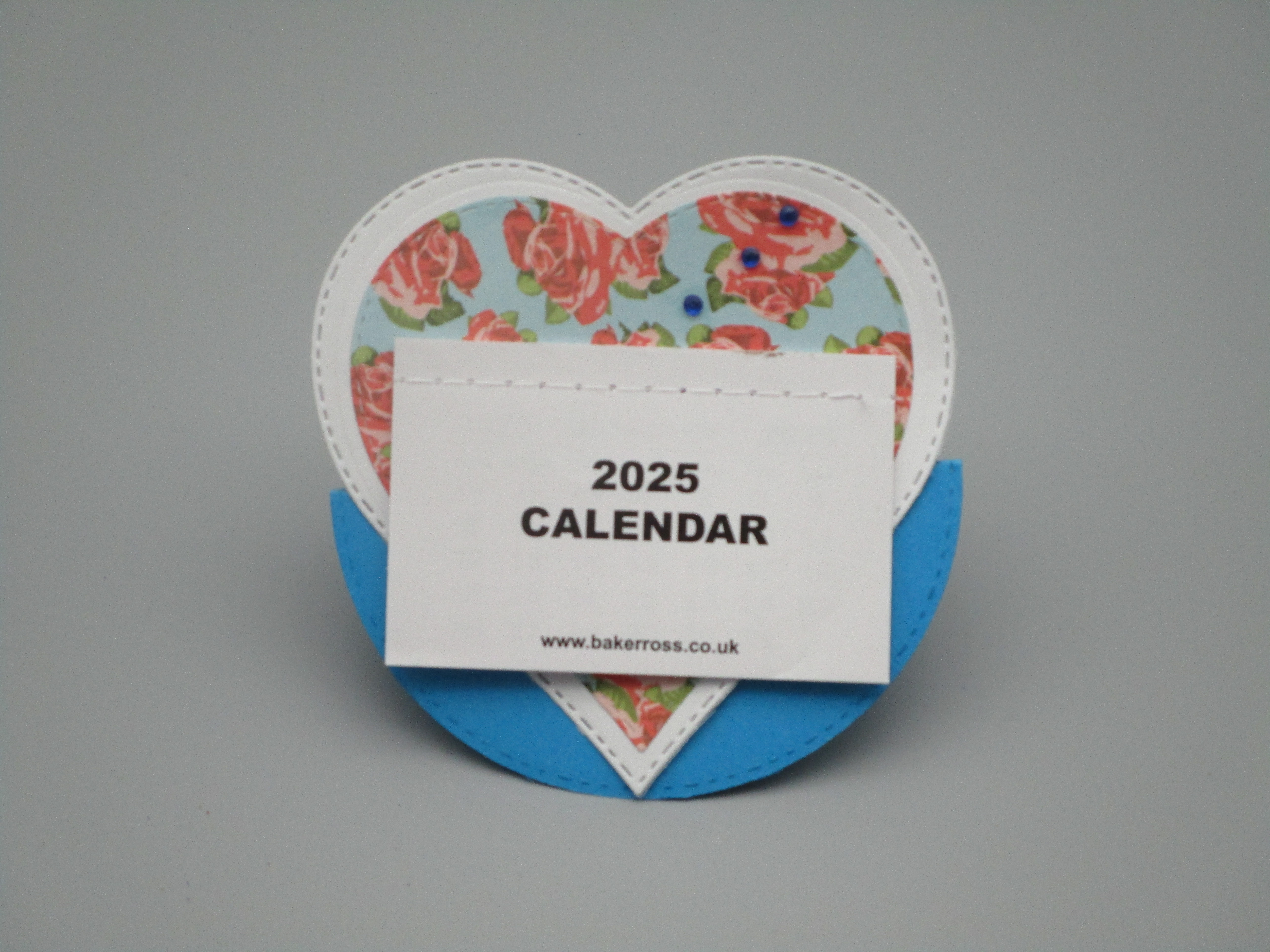 Tischkalender 2026 – Jetzt vorbestellen!  Sichere dir schon jetzt deinen praktischen Begleiter für das Jahr 2026! Unser hochwertiger Tischkalender sorgt für den perfekten Überblick – egal ob im Büro, Homeoffice oder Zuhause.  ✔️ Kompaktes Format – immer griffbereit ✔️ Klare Monatsübersicht auf einen Blick ✔️ Modernes, schlichtes Design – passt auf jeden Schreibtisch ✔️ Stabil und langlebig für das ganze Jahr  👉 Jetzt vorbestellen und pünktlich zum Jahresstart 2026 